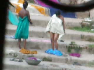 دختر دانلود رایگان فیلم سکسی پورن undresses و ماساژ خودش.