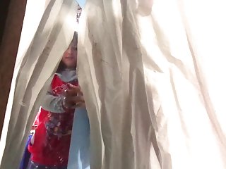 Skanks لعنتی پورن سه نفره شخص روی مبل.