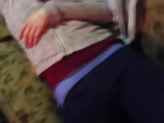 بانوی پریدن از فیلم پورن با کیفیت روی آلت تناسلی شریک زندگی.